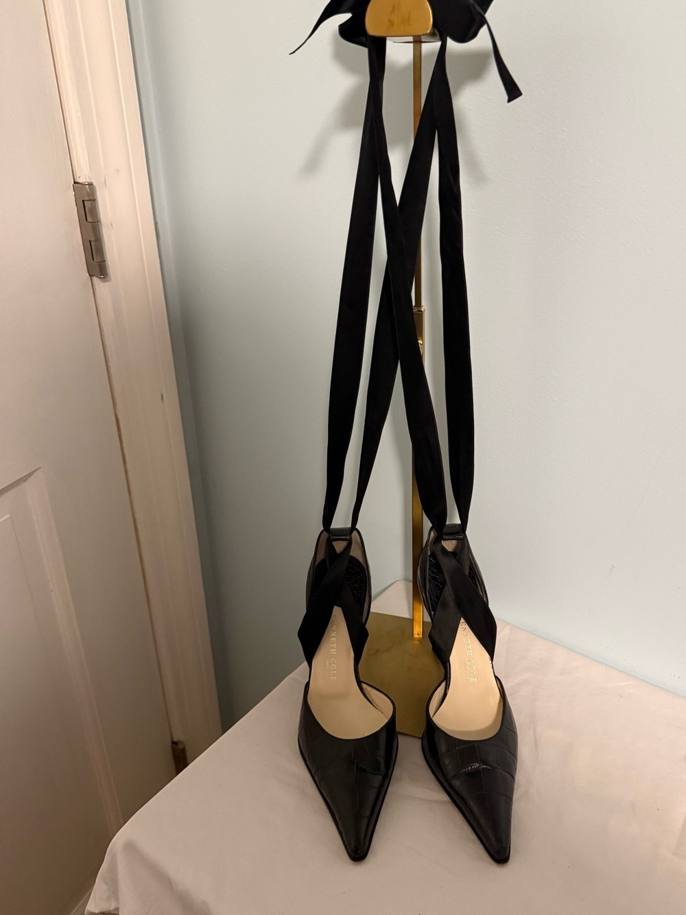 Kenneth Cole Black Pointed Lace-Up Women’s Pumps!